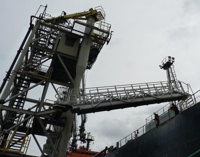 Gangway for ship with self aligning treads in aluminium and telescopic